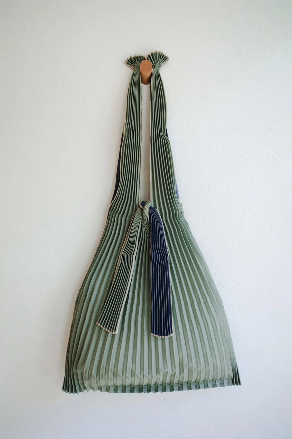 Large Pleated Tote Bag - Khaki   Lead